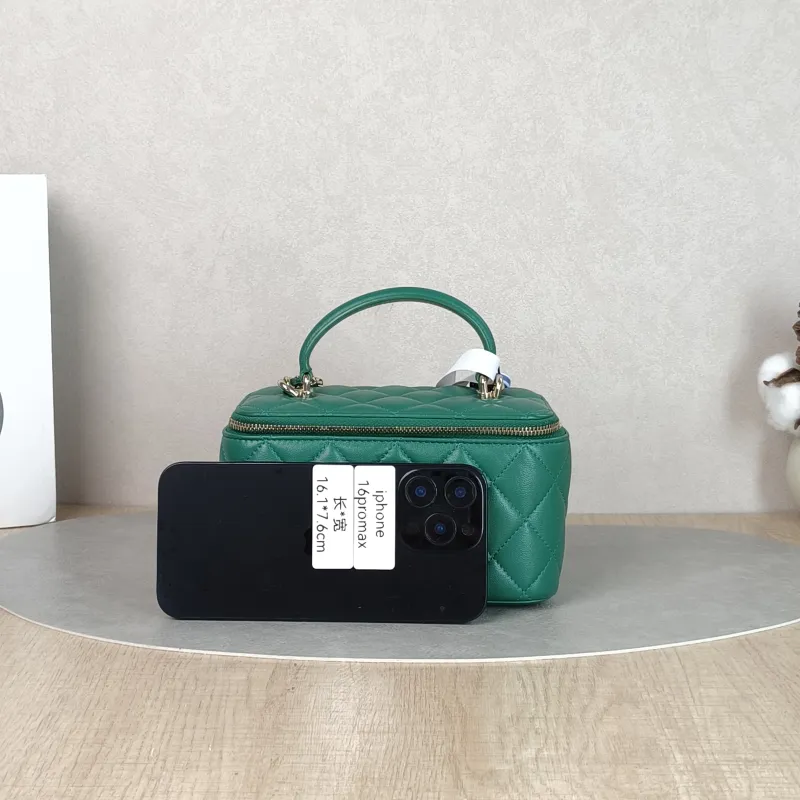 Chanel Crossbody Bag Edition Green Lambskinmini16 × 8 × 9.5 cm — cover view 4 of 5