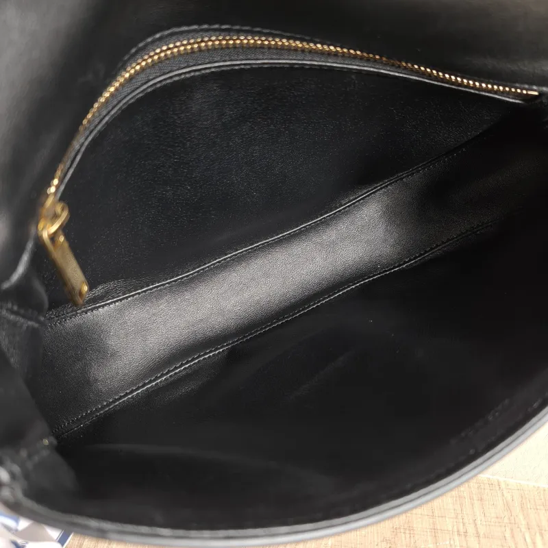 CELINE Crossbody Bag Maillon Triomphe Black Calfskin Medium 22 × 6 × 17 cm — detail view 1 of 11