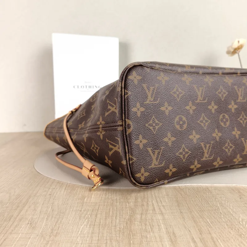 Louis Vuitton Shoulder Bag Monogram PVC Medium 31 × 14 × 28 cm — detail view 2 of 11