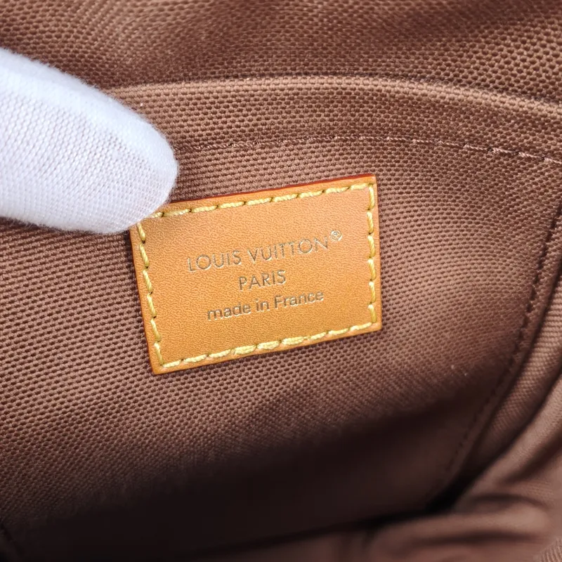 Louis Vuitton Crossbody Bag Amazone Camera Bag Monogram PVC One Size 13.5 × 8 × 20 cm — detail view 3 of 11