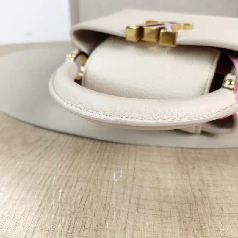 Louis Vuitton Shoulder Bag Capucines Beige Calfskin Mini 21 × 8 × 14 cm — detail view 11 of 11