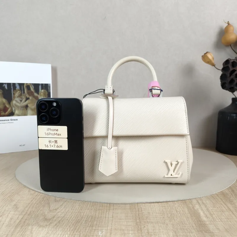 Louis Vuitton Crossbody Bag CLUNY White Epi Embossed Calfskin Mini 20 × 7.5 × 16 cm — cover view 4 of 5