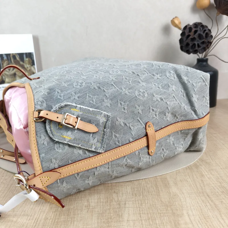 Louis Vuitton Crossbody Bag Carryall Grey Medium39 × 15 × 30 cm — detail view 4 of 14
