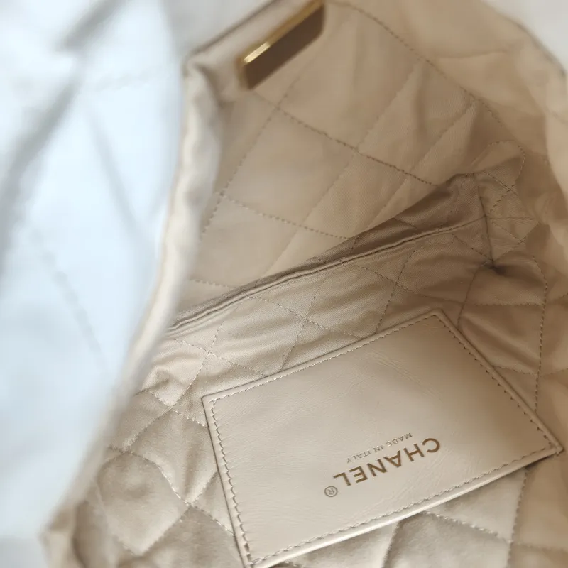 Chanel Shoulder Bag 22Bag White CC alfskin Mini 20 × 6 × 19 cm — detail view 2 of 11