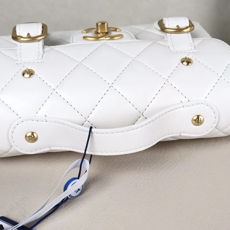 Chanel Crossbody Bag Messenger Bag White Calfskin One Size 20 × 7 × 12.5 cm — detail view 4 of 13