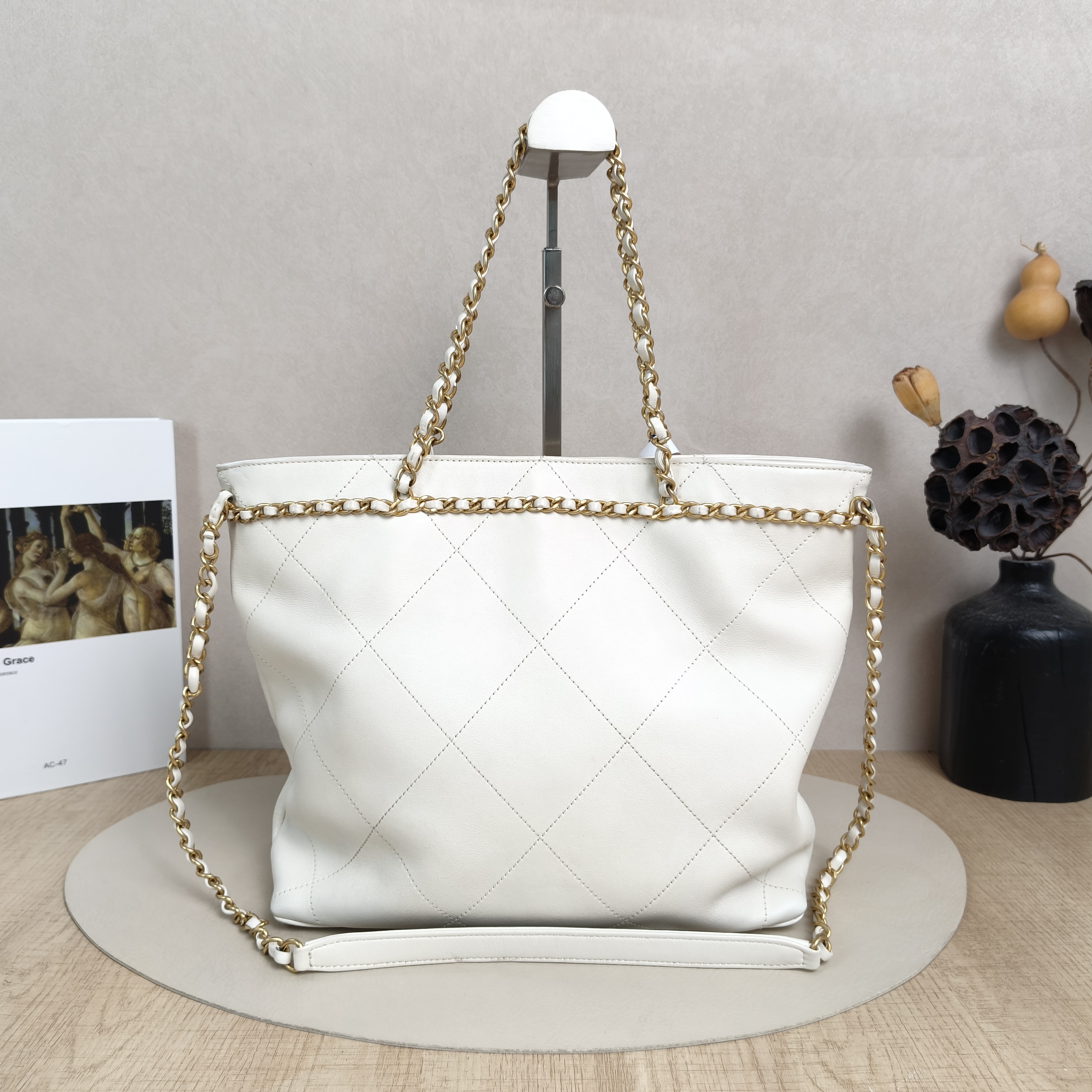 Chanel Shoulder Bag tote White Calfskin One Size26 × 7 × 24 cm — cover view 2 of 5