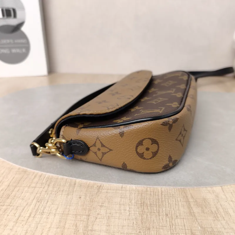 Louis Vuitton Crossbody Bag IVY Monogram PVC Small23.5 × 4.3 × 12 cm — detail view 9 of 13