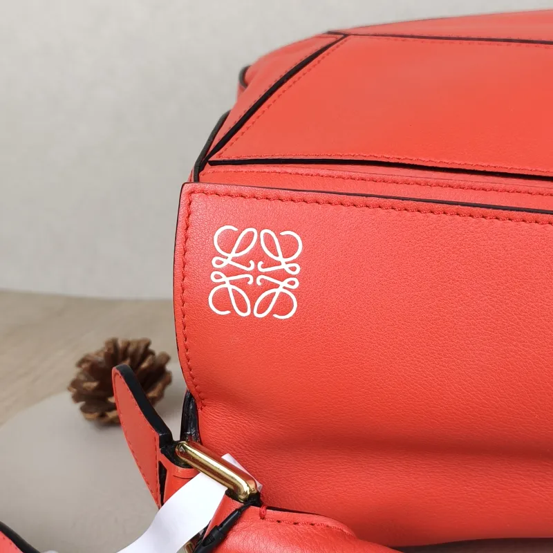 LOEWE Crossbody Bag Puzzle Red Calfskin Medium29 × 14 × 19.5 cm — detail view 12 of 13