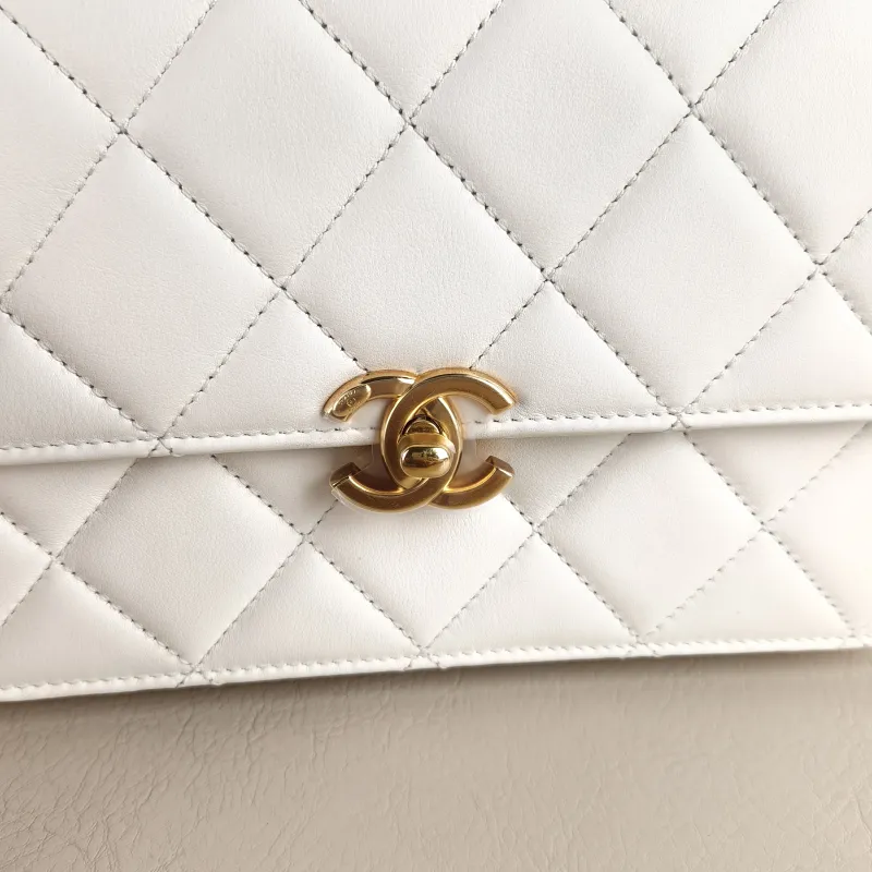Chanel Crossbody Bag White Gold Calfskin One Size 23 × 5 × 15 cm — detail view 4 of 12