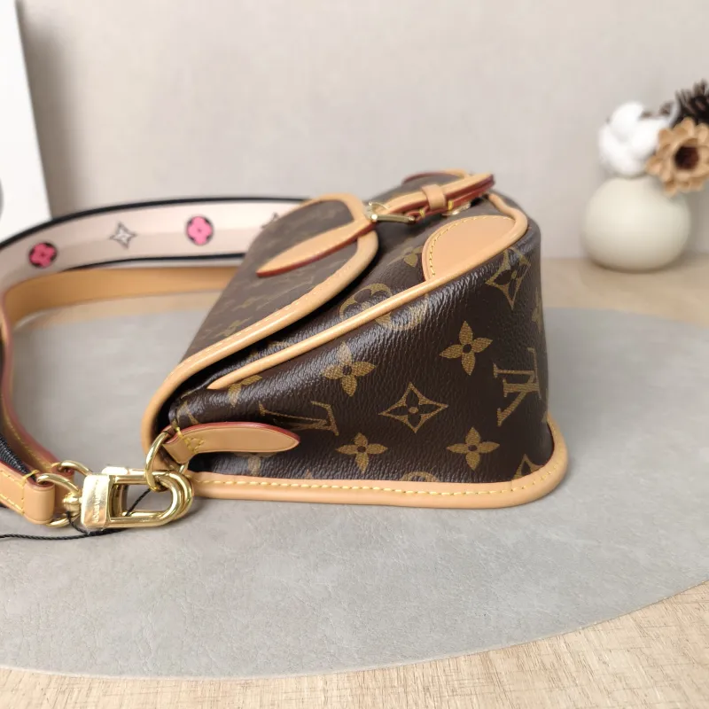 Louis Vuitton Crossbody Bag Diane Baguette Bag Shoulder Strap PVC Small24 × 9 × 15 cm — detail view 6 of 15