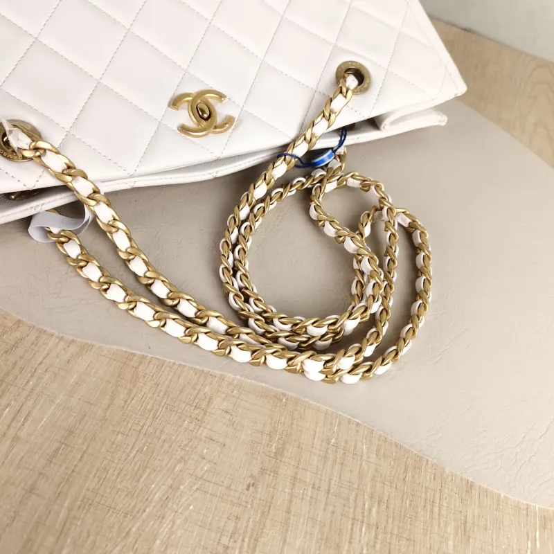 Chanel Shoulder Bag tote White Grained Calfskin 34 × 10 × 25.5 cm 31 — detail view 6 of 13