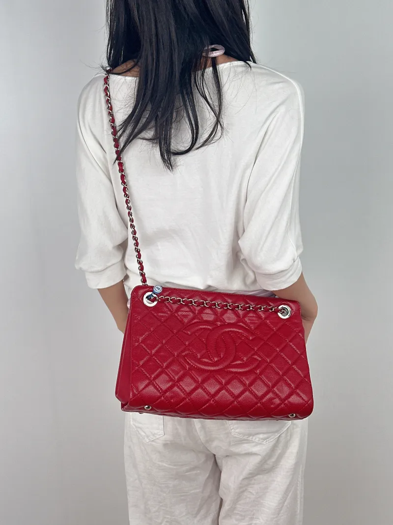 Chanel Shoulder Bag Tote Bag Red Grained Calfskin One Size 30 × 11 × 20 cm 17 — on-model view 3 of 3