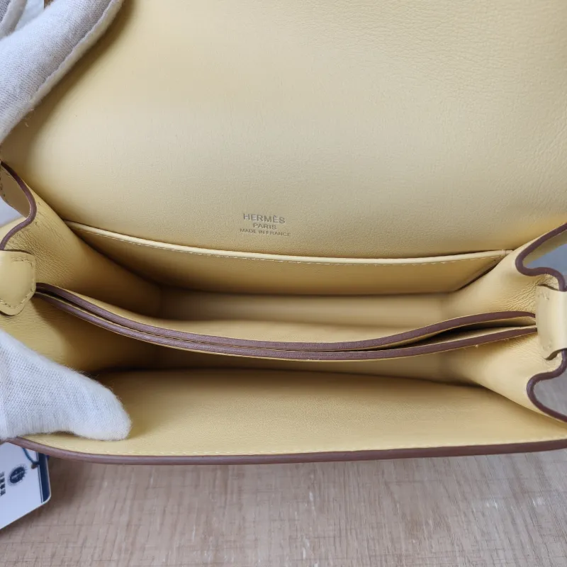 Hermès Crossbody Bag Roulis 19 1Z Swift Calfskin Mini 18 × 6 × 15 cm Z — detail view 4 of 15
