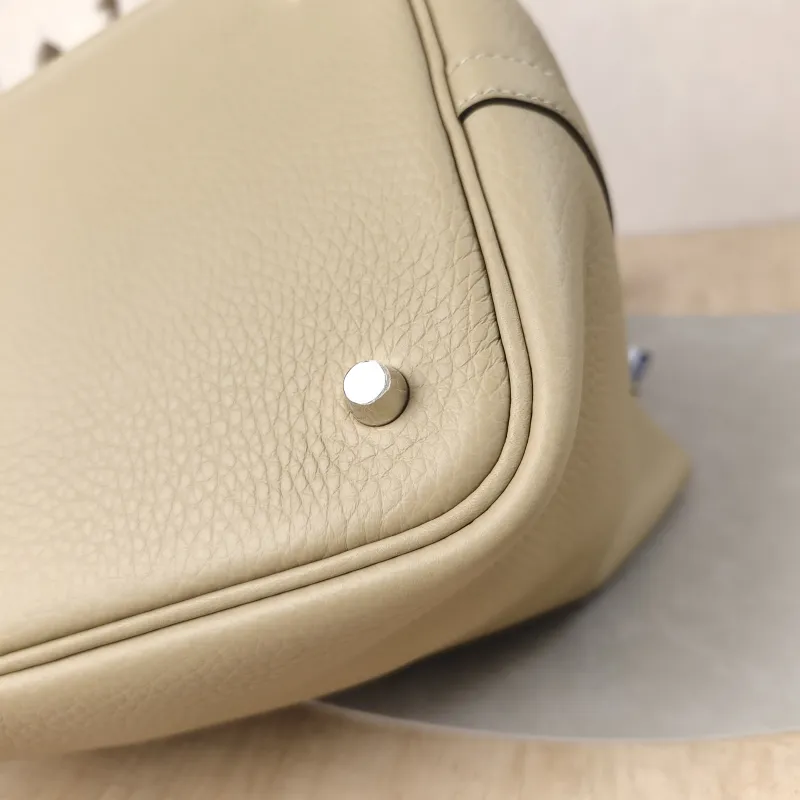 Hermès Top Handle Bag Picotin Lock 22 22S2 Taurillon Clemence TC Calfskin Medium22 × 17 × 21 cm — detail view 13 of 17