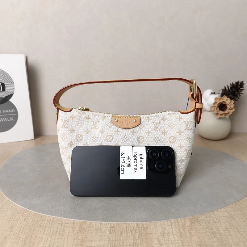 Louis Vuitton Shoulder Bag Pochette Hills White Canvas One Size18.5 × 6.5 × 11 cm — cover view 2 of 5