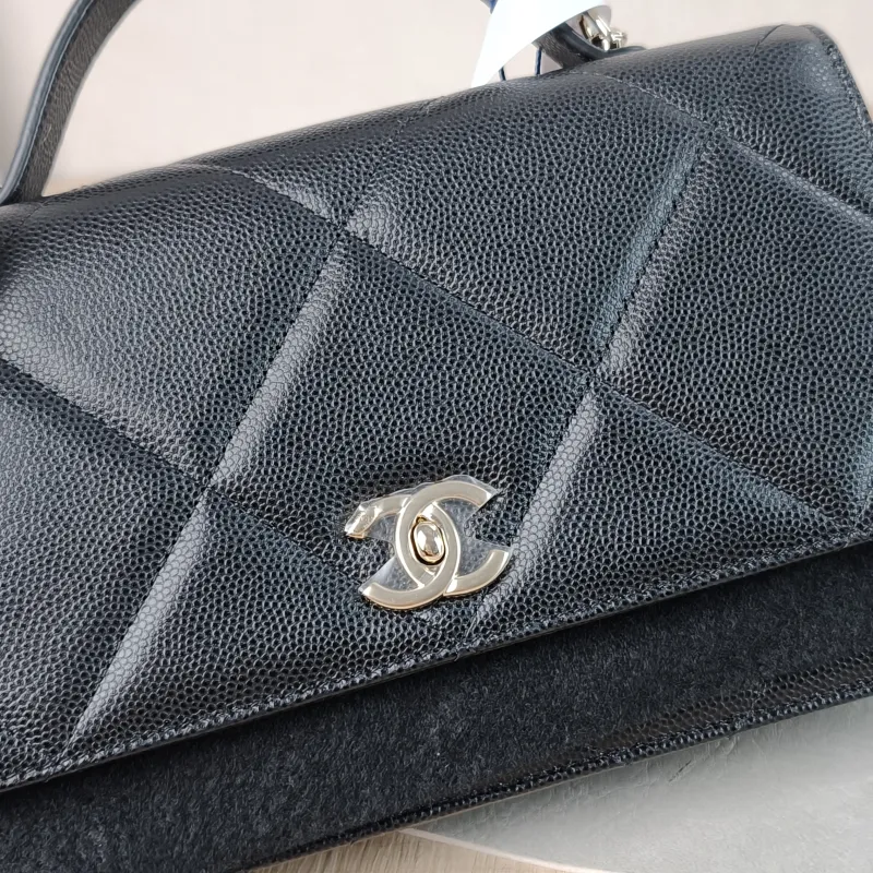 Chanel Crossbody Bag 25k woc Black Calfskin 19.2 × 3.5 × 12.3 cm — detail view 7 of 12