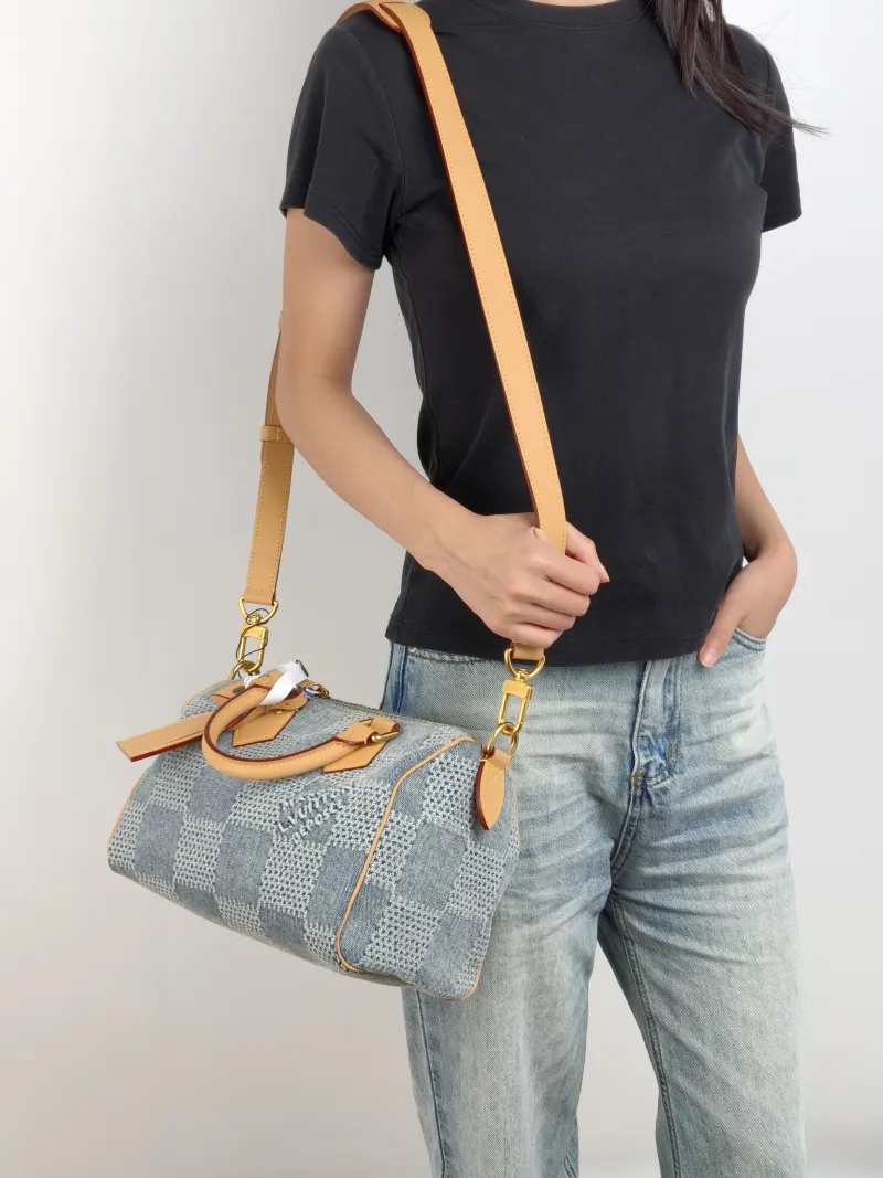 Louis Vuitton Crossbody Bag Speedy25 Medium 25 × 15 × 19 cm — on-model view 1 of 3
