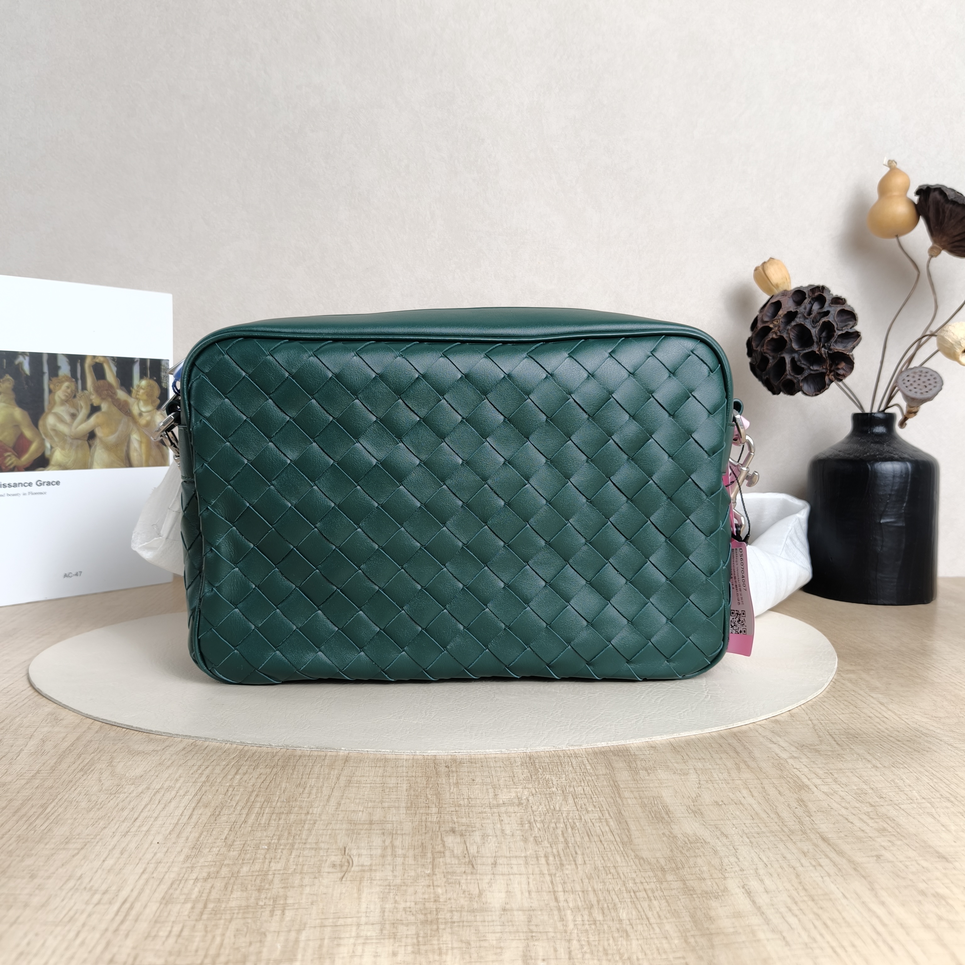 Bottega Veneta Crossbody Bag Intrecciato Woven Camera Bag Green Calfskin Medium29 × 7.5 × 19.5 cm