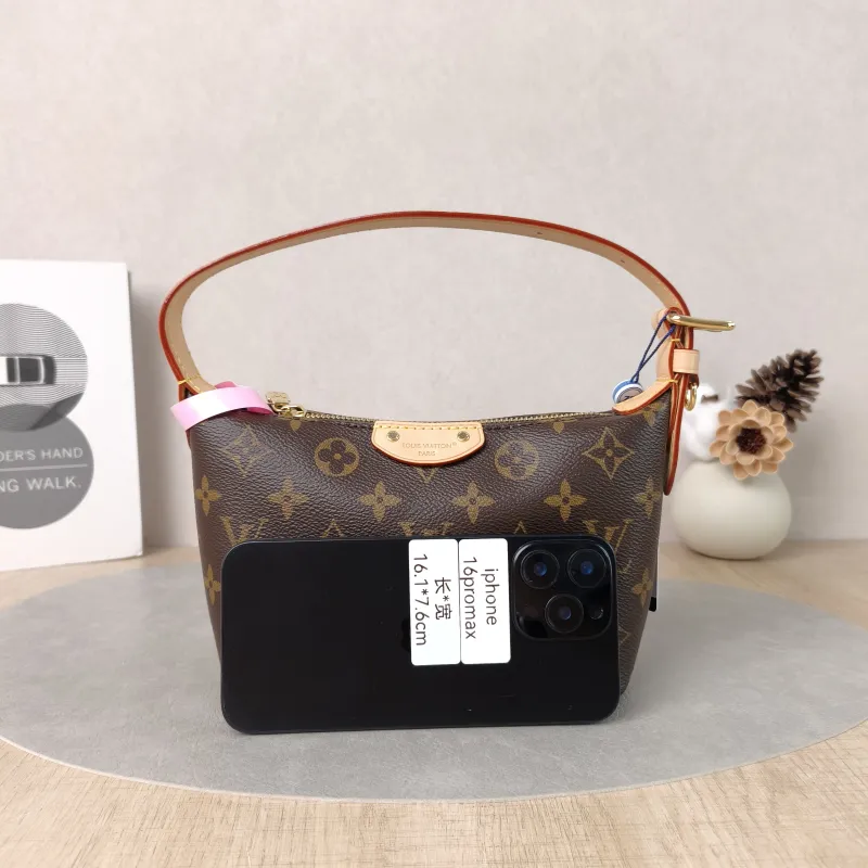 Louis Vuitton Shoulder Bag Pochette Hills Monogram PVC One Size 18.5 × 6.5 × 11 cm — cover view 4 of 5