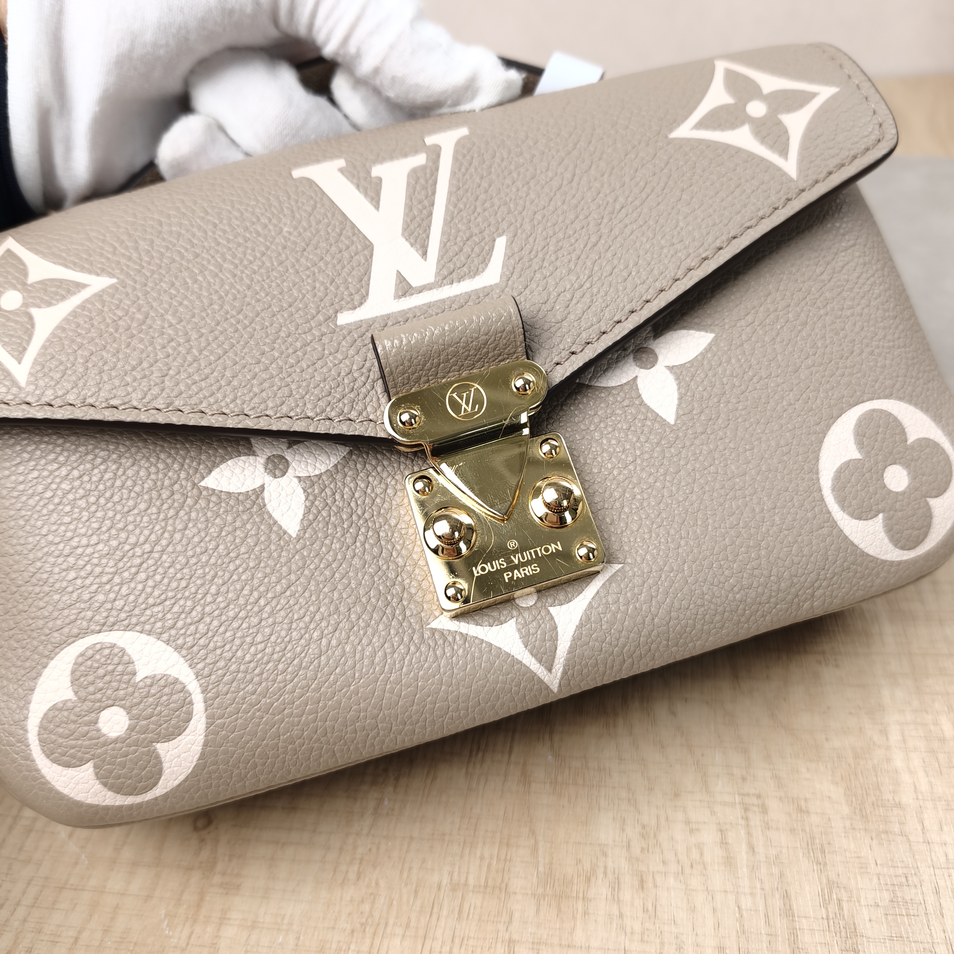 Louis Vuitton Bag Pochette Métis East West Empreinte Monogram 21.5*6*13.5 detail 1