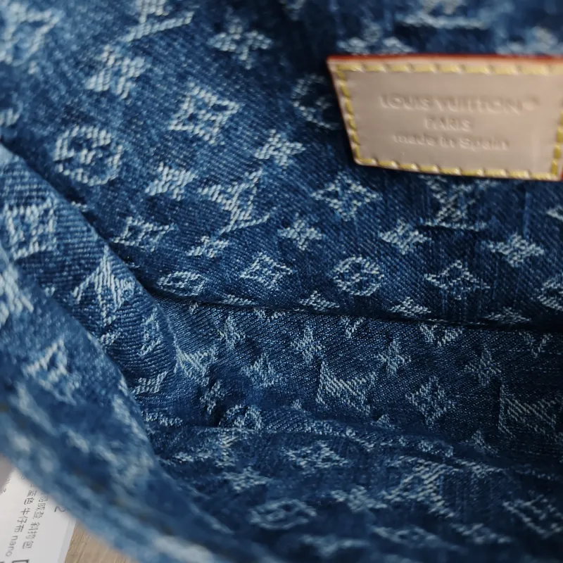Louis Vuitton Crossbody Bag Diane Baguette Bag Blue nano 19 × 6 × 10.5 cm — detail view 4 of 11