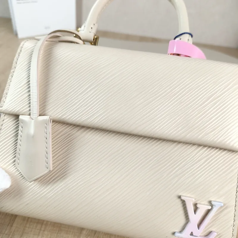 Louis Vuitton Crossbody Bag CLUNY White Epi Embossed Calfskin Mini 20 × 7.5 × 16 cm — detail view 6 of 12