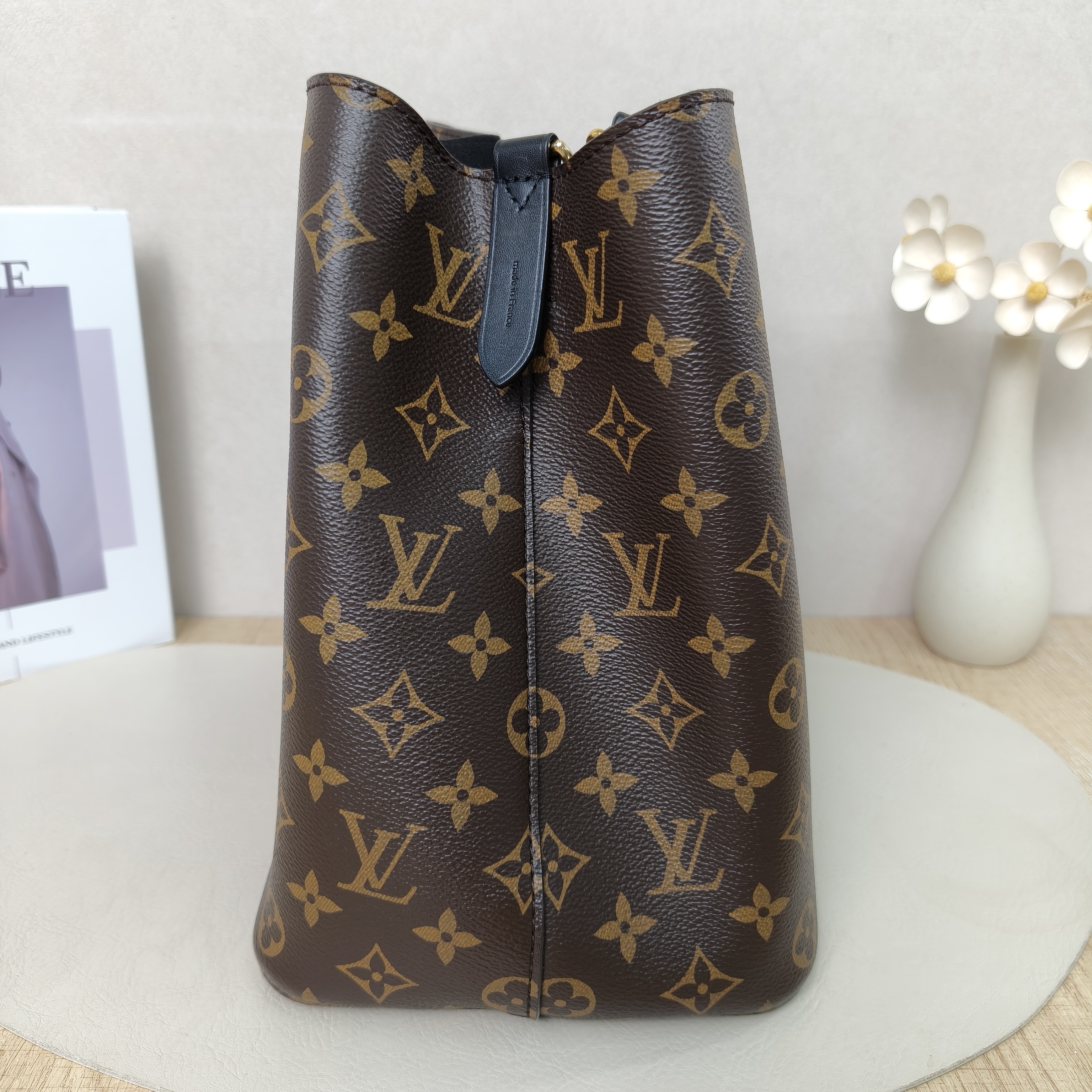 Louis Vuitton NÉONOÉBucket Bag Medium Monogram Microchip Edition · Shoulder Strap · 26 × 17.5 × 26 cm — cover view 3 of 10