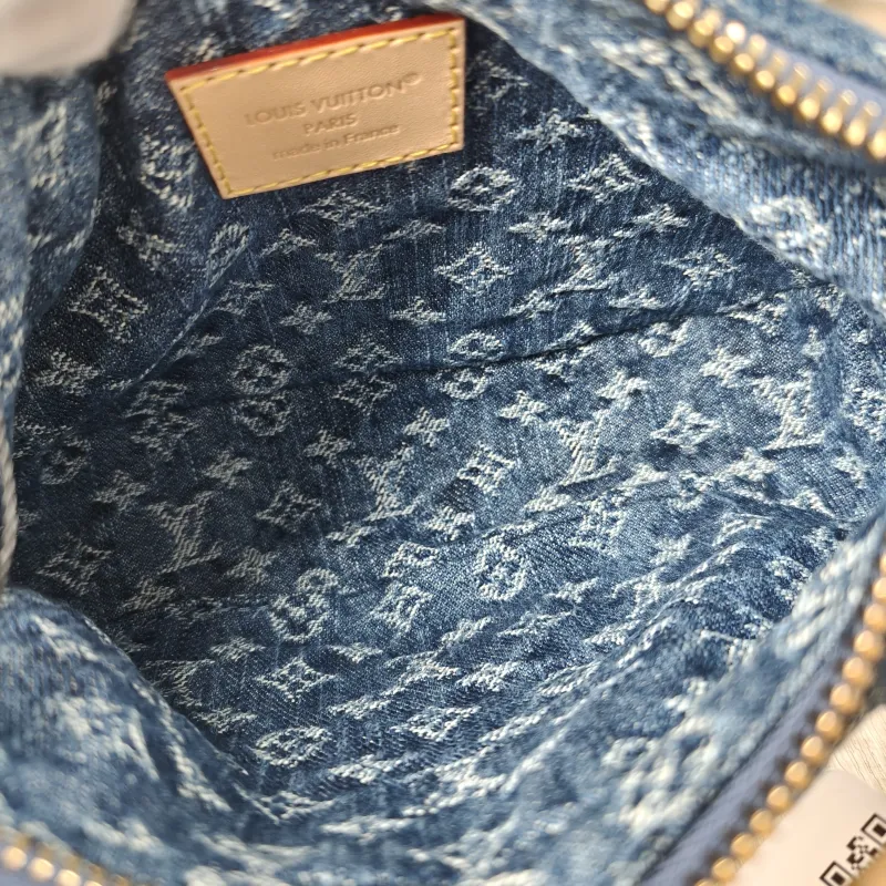 Louis Vuitton Shoulder Bag Pochette Valley Blue One Size 21 × 7 × 15 cm — detail view 1 of 12
