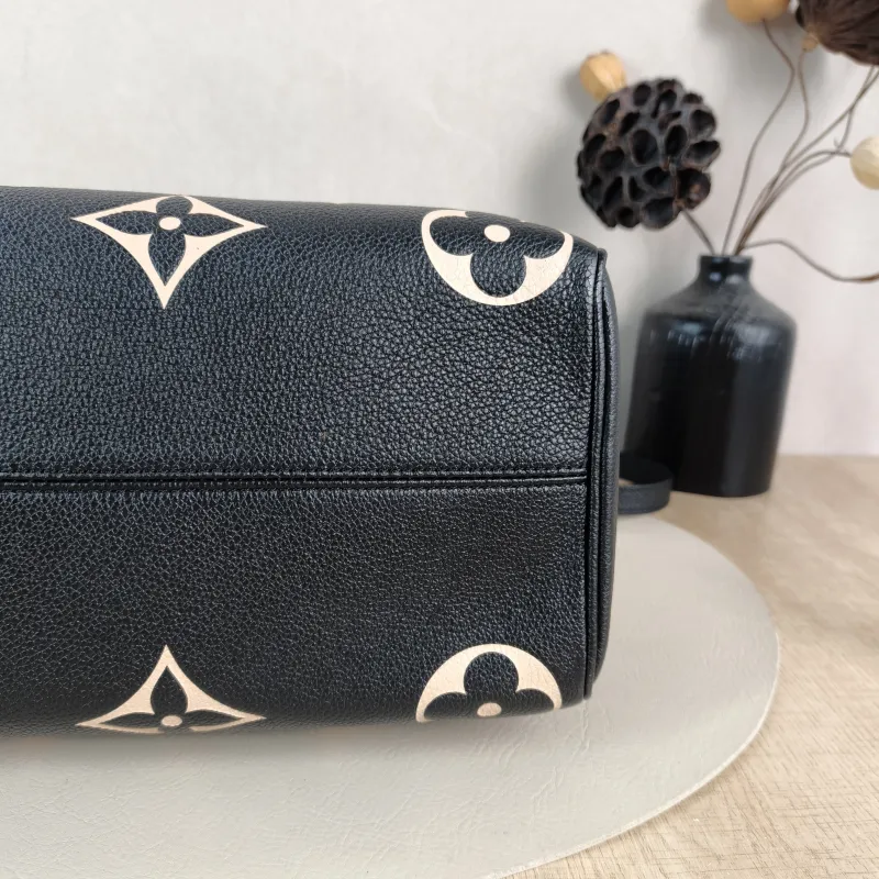 Louis Vuitton Crossbody Bag Speedy25 Black · White Monogram Empreinte Embossed Calfskin Medium 25 × 15 × 19 cm — detail view 5 of 10