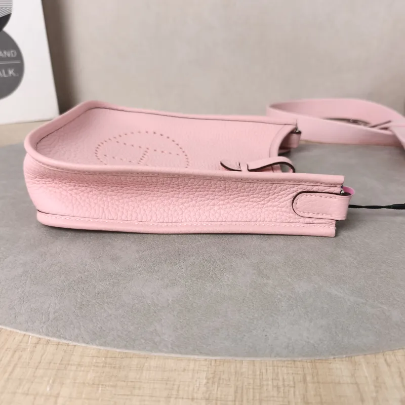Hermès Crossbody Bag Evelyne Mini 16 Mini 16 TC Calfskinmini17 × 5.5 × 18 cm — detail view 10 of 12
