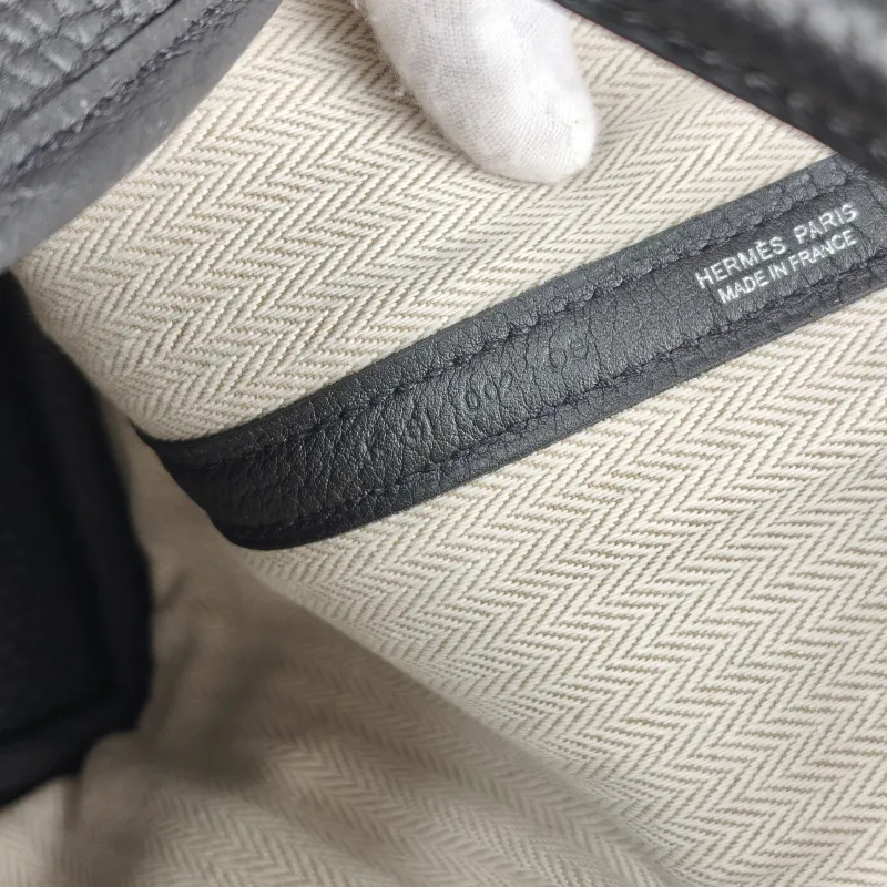 Hermès Top Handle Bag Garden Party 30 30Black Negonda Calfskin Medium30 × 13 × 21 cm — detail view 2 of 10