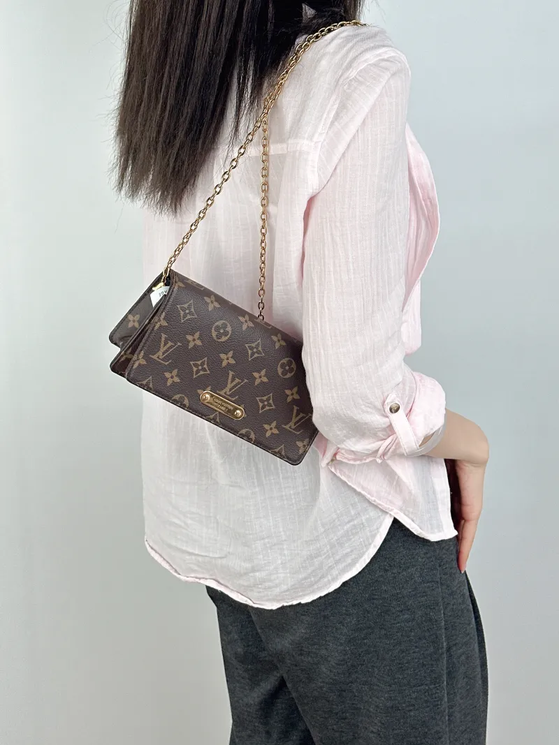 Louis Vuitton Crossbody Bag LILY Chain Bagwoc Monogram PVC One Size21 × 3.5 × 10.5 cm — on-model view 1 of 3