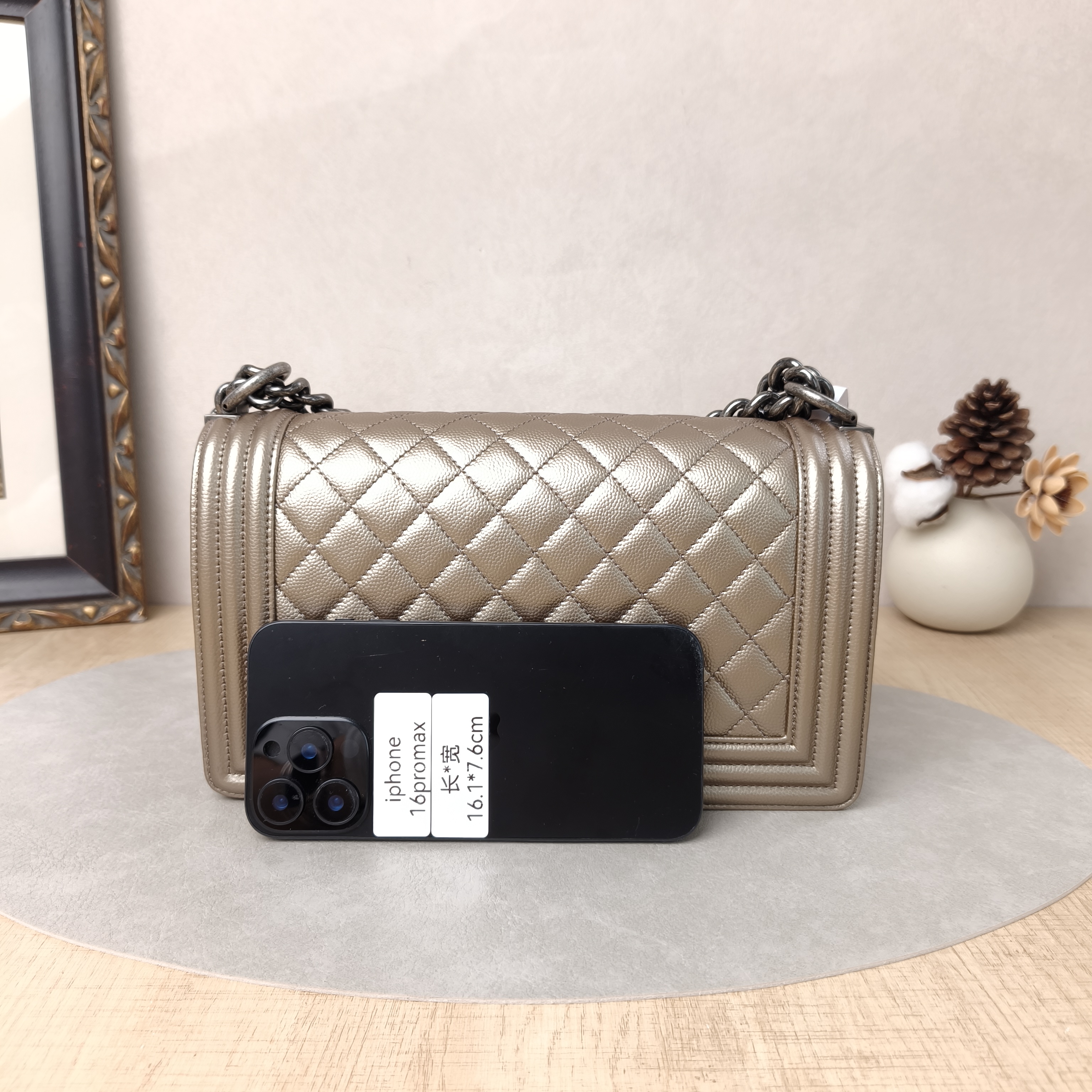 Chanel Crossbody Bag Le Boy Gold Grained Calfskin Medium 25 × 9 × 15 cm — cover view 2 of 5