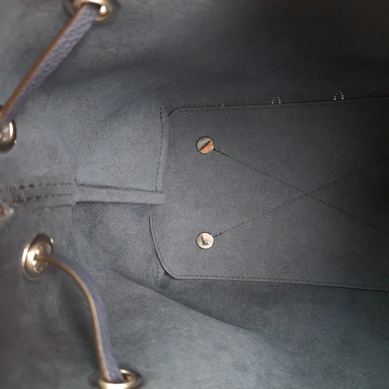 Louis Vuitton Crossbody Bag BELLA · Calfskin One Size 22 × 14 × 19 cm — detail view 5 of 9