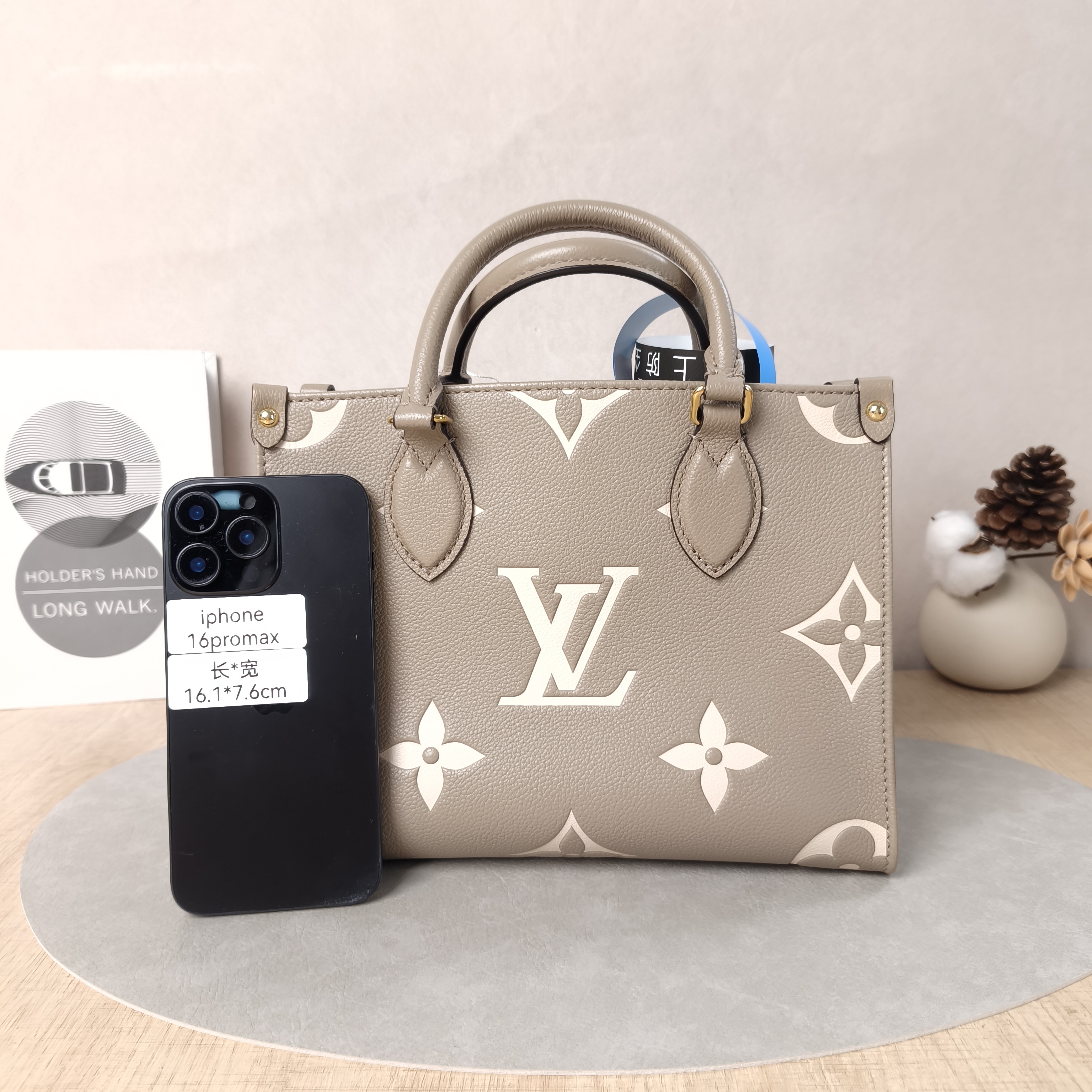 Louis Vuitton Shoulder Bag Onthego · White Empreinte Embossed Calfskin Monogram Small25 × 11.5 × 19 cm — cover view 5 of 6