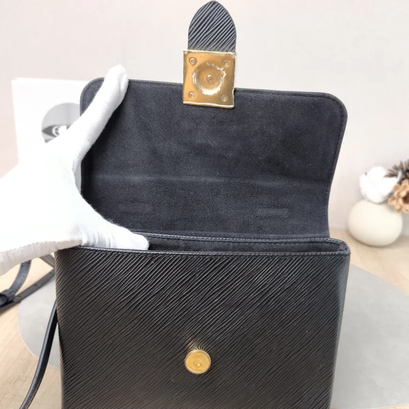 Louis Vuitton Crossbody Bag Locky BB Black Epi Embossed Calfskin BB 20 × 7.5 × 16 cm — detail view 9 of 10