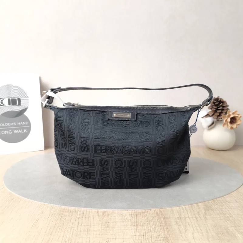 FERRAGAMO Clutch Cosmetic Bag Clutch Black Canvas One Size21 × 9 × 15 cm