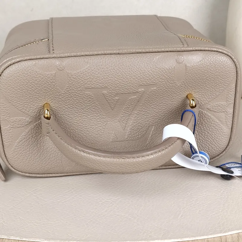 Louis Vuitton Shoulder Bag VANITY Cosmetic Bag Grey Calfskin Small19 × 11 × 13 cm — detail view 10 of 15