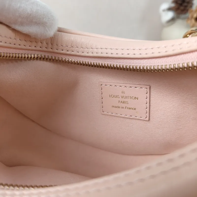 Louis Vuitton Crossbody Bag Loop Pink Calfskin Small23 × 6 × 13 cm — detail view 4 of 12