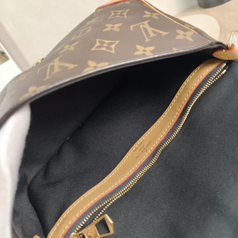 Louis Vuitton Crossbody Bag Diane Baguette Bag Shoulder Strap PVC Small24 × 9 × 15 cm — detail view 8 of 12
