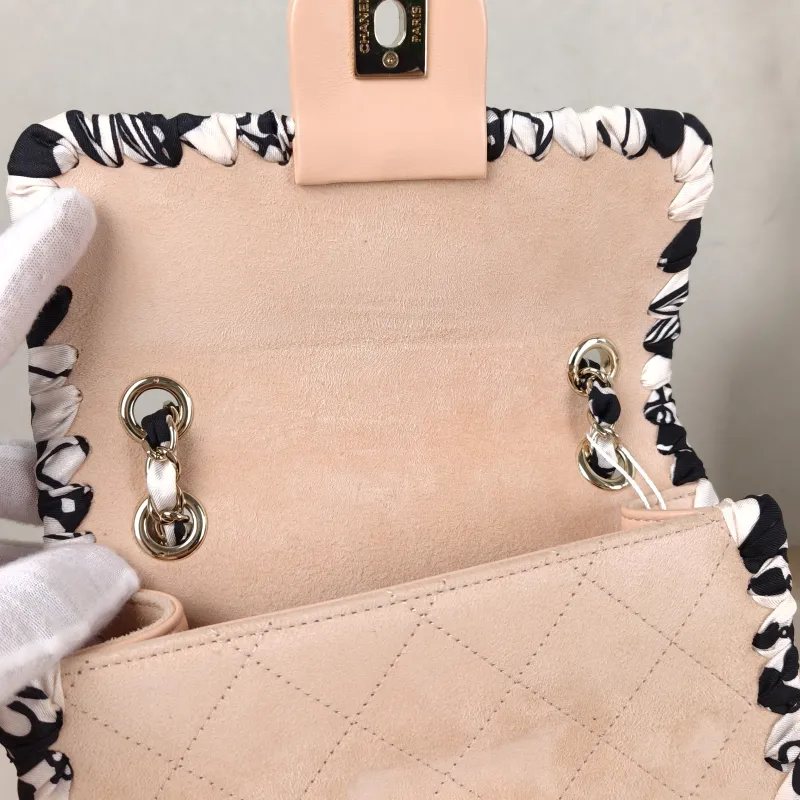 Chanel Crossbody Bag Edition Pink Suede 19 × 5 × 13.5 cm — detail view 2 of 13