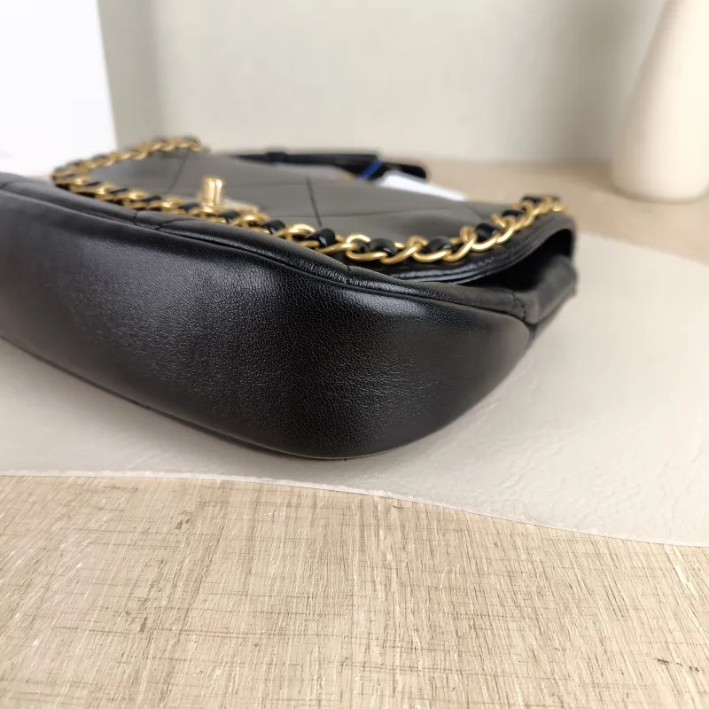 Chanel Crossbody Bag Crossbody Bag Black with Gold-Tone Hardware Lambskin One Size 24 × 6 × 15 cm — detail view 8 of 11