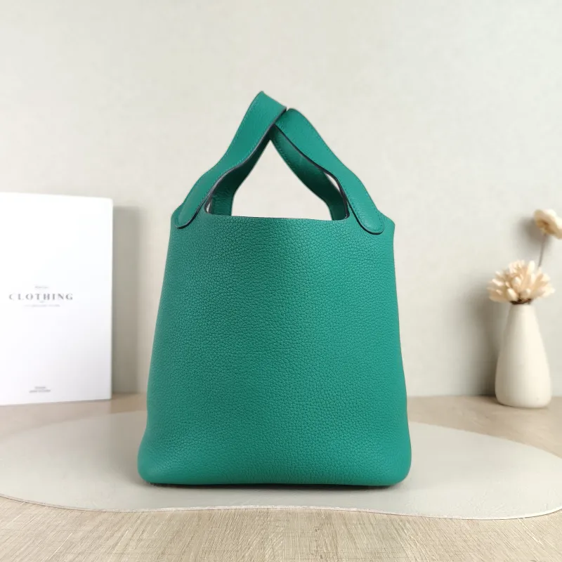 Hermès Top Handle Bag Picotin Lock 18 18 O6Vert Jade Taurillon Clemence TC Calfskin Small 18 × 13 × 18 cm U — detail view 5 of 8