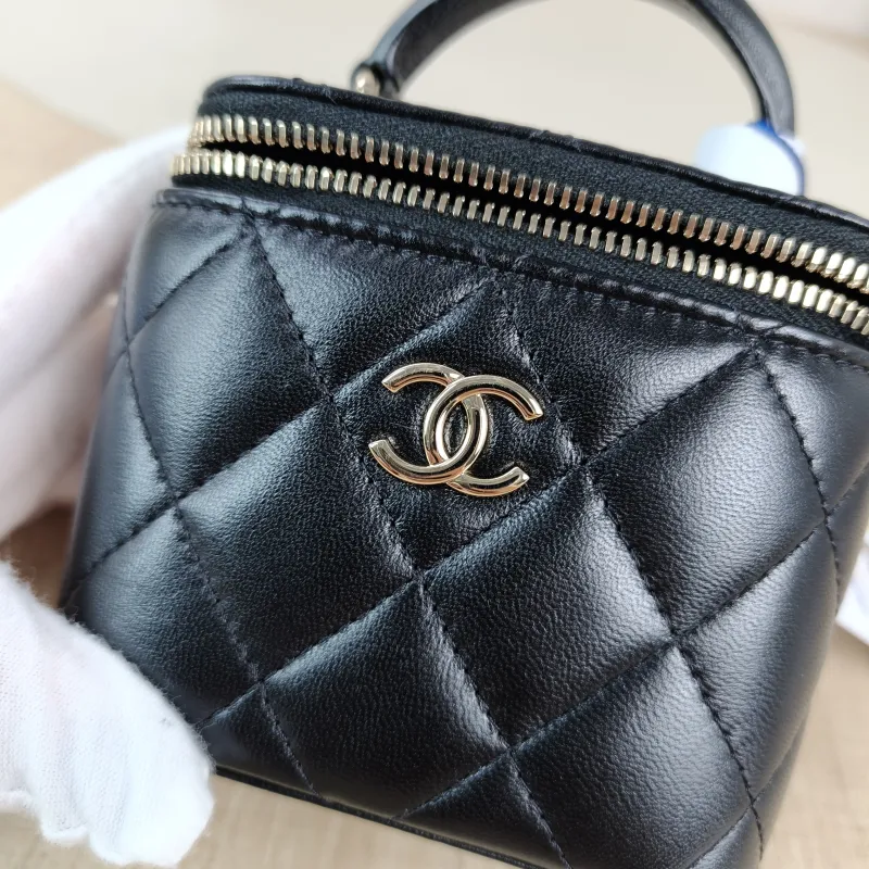 Chanel Crossbody Bag Edition Black Lambskin11 × 7 × 9 cm — detail view 14 of 14