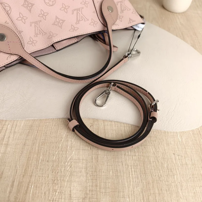 Louis Vuitton Shoulder Bag Hina Pink Calfskin Small 23 × 13 × 21 cm — detail view 6 of 10