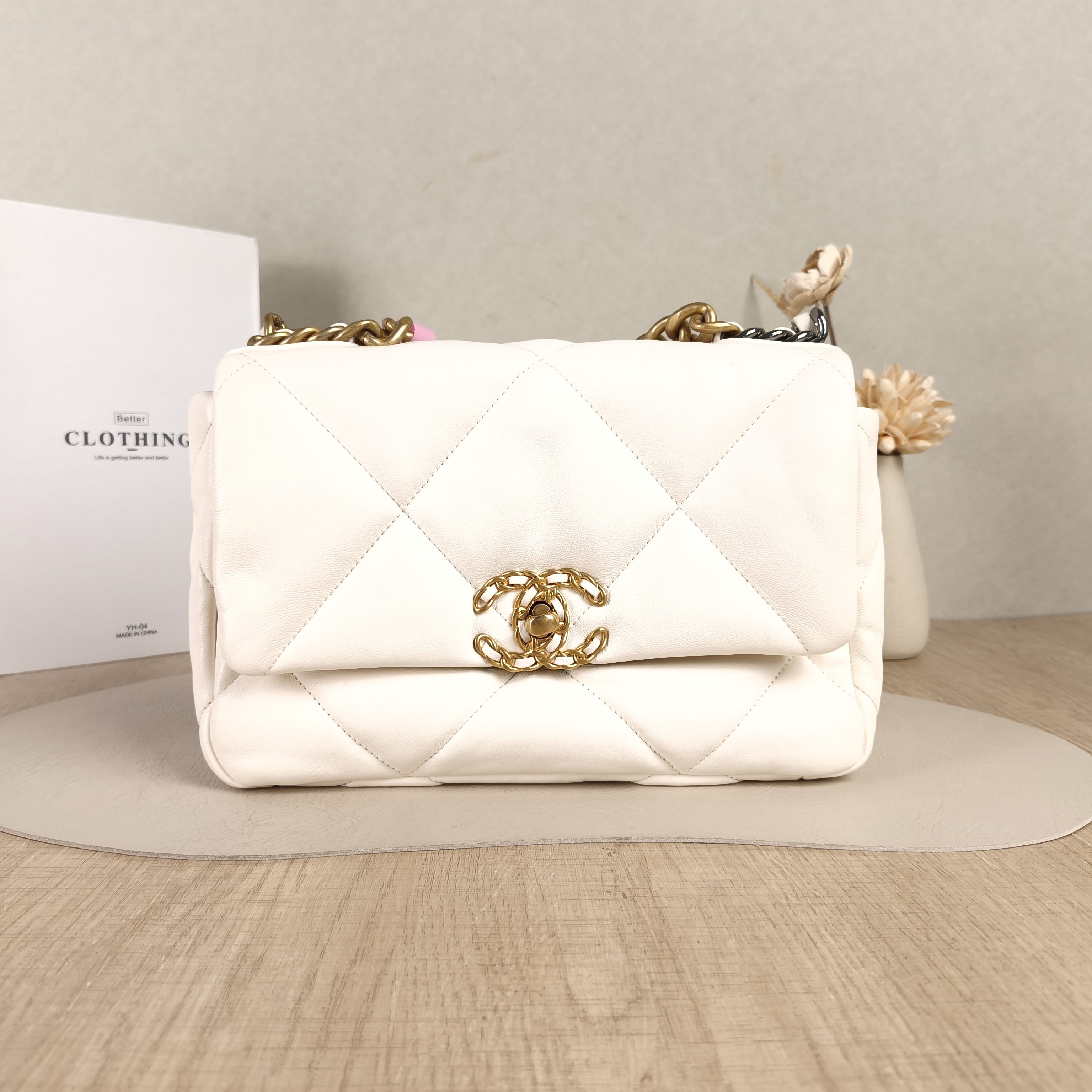 Chanel Crossbody Bag19Bag White SL ambskin Small26 × 9 × 16 cm