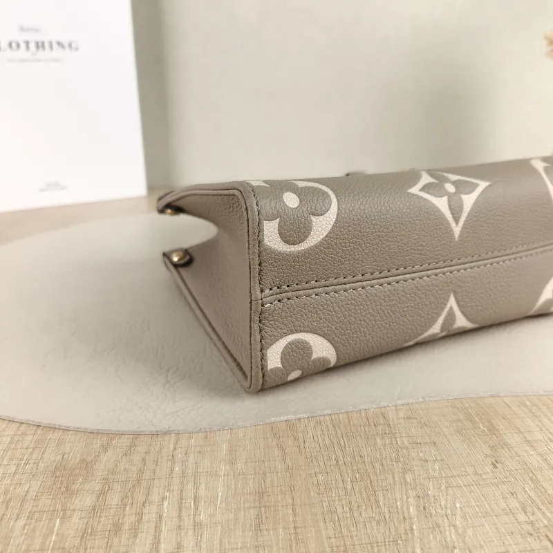 Louis Vuitton Crossbody Bag Onthego BB · White Monogram Empreinte Embossed Calfskin BB 18 × 8.5 × 15 cm — detail view 2 of 9