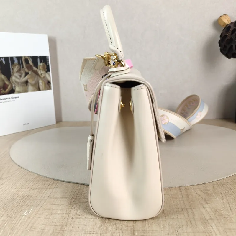 Louis Vuitton Crossbody Bag CLUNY White Epi Embossed Calfskin Mini 20 × 7.5 × 16 cm — detail view 2 of 12
