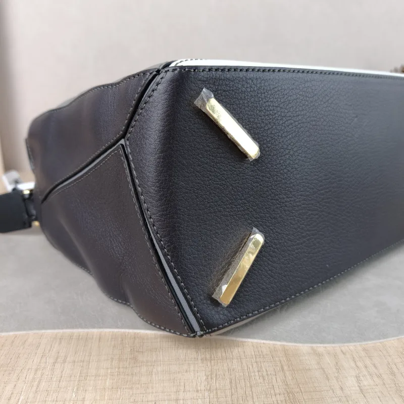 LOEWE Crossbody Bag Puzzle Colorblock Calfskin Medium 29 × 14 × 19.5 cm — detail view 14 of 15