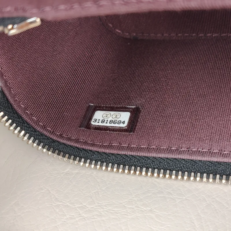 Chanel Crossbody Bag Edition Black Grained Calfskinmini11 × 7 × 9 cm — detail view 5 of 12